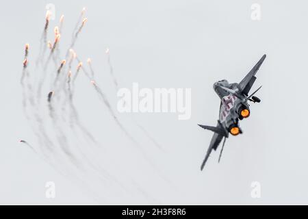 Mińsk Mazowiecki, Polen - 10. Mai 2014: Der polnische Militärjet Mig-29 löst während des Tages der offenen Tür des EPMM-Luftstützpunktes mit Nachbrenner Fackeln aus Stockfoto