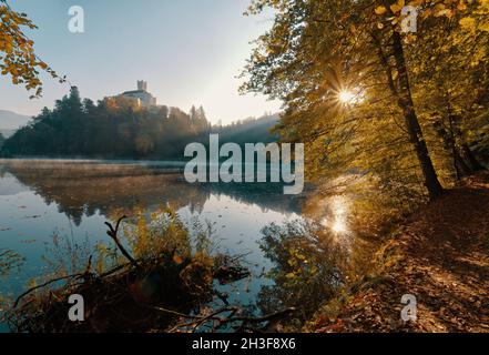 Schöne Herbstlandschaft der Burg Trakošćan auf dem Hügel am See mit Wald in Kroatien umgeben, Grafschaft hrvatsko zagorje Stockfoto