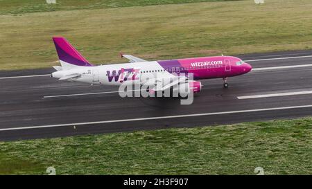 Swidnik, Polen - 13. Juni 2014: Wizzairs Airbus A320 (HA-LPS) auf der Start- und Landebahn des Flughafens Lublin (EPLB) aus der Luft Stockfoto