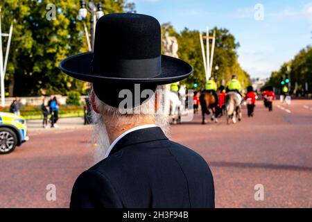 Ein älterer orthodoxer jüdischer Mann beobachtet die Wachablösung, Buckingham Palace, London, Großbritannien. Stockfoto