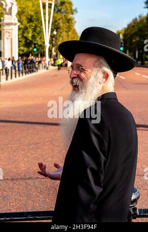 Ein älterer orthodoxer jüdischer Mann beobachtet die Wachablösung, Buckingham Palace, London, Großbritannien. Stockfoto