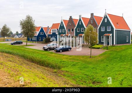 Volendam ist eine Stadt in Nordholland in den Niederlanden. Farbige Häuser des Marineparks in Volendam. Nordholland, Niederlande. Stockfoto