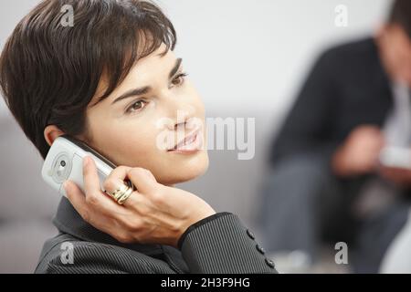 Geschäftsfrau, telefonieren mit Handy Stockfoto