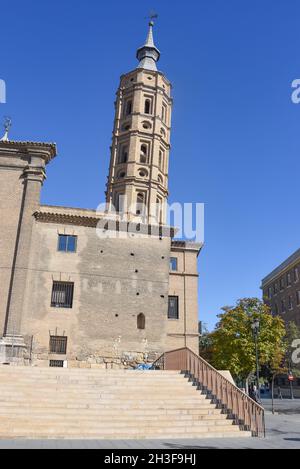 Zaragoza, Spanien - 23. Oktober 2021: Schiefer Glockenturm der Kirche San Juan de Los Panetes, Plaza del Pilar, Zaragoza, Spanien Stockfoto