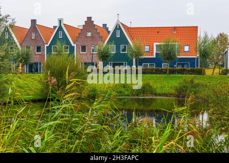 Volendam ist eine Stadt in Nordholland in den Niederlanden. Farbige Häuser des Marineparks in Volendam. Nordholland, Niederlande. Stockfoto