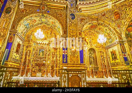 GRANADA, SPANIEN - 27. SEPTEMBER 2019: Erkunden Sie die spektakulären goldenen Kapellen der Basilika San Juan de Dios mit vergoldeten Reliefdekorationen, Skulpturen und Farben Stockfoto