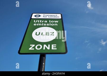 Grünes Verkehrsschild für die neue Ultra Low Emission Zone wurde vom 25. Oktober 2021 bis zum Nord- und Südkreis erweitert. London, Großbritannien. Stockfoto