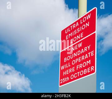Neues Warnschild für die Ultra Low Emission Zone wurde vom 25. Oktober 2021 bis zum Nord- und Südkreis erweitert. London, Großbritannien. Stockfoto