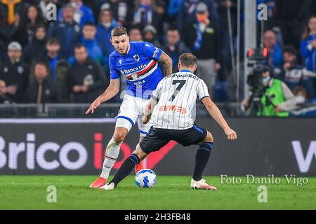 Genua, Italien. Oktober 2021. Julian Chabot (Samdpria), TEUN KOOPMEINERS (Atalanta) beim Spiel UC Sampdoria vs Atalanta BC, italienische Fußballserie A in Genua, Italien, Oktober 27 2021 Quelle: Independent Photo Agency/Alamy Live News Stockfoto