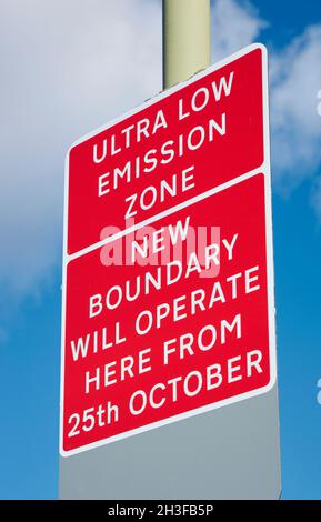 Neues Warnschild für die Ultra Low Emission Zone wurde vom 25. Oktober 2021 bis zum Nord- und Südkreis erweitert. London, Großbritannien. Stockfoto