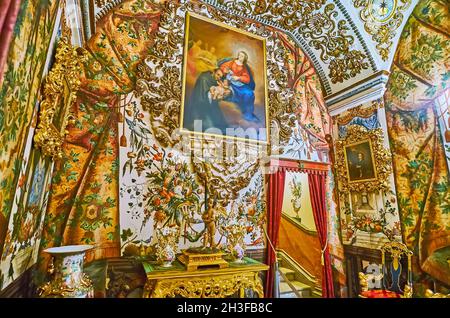 GRANADA, SPANIEN - 27. SEPTEMBER 2019: Die prächtige Camarin (Umkleideraum) der Basilika San Juan de Dios mit reich verzierten Fresken an den Wänden, die mit feinem Flor verziert sind Stockfoto