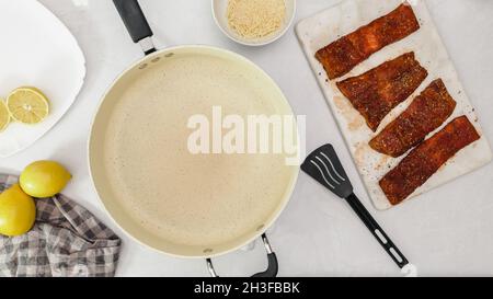 Geräucherter Paprika gerösteter Lachs Rezept. Marinierte Fischstücke aus der Nähe auf Schneidbrett bereit zum Kochen Stockfoto