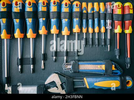 Schraubendreher in einem Werkzeugkasten. Home Reparatur-Tools Hintergrund setzen. DIY, Wartung Service Works Konzept. Werkstattshardware Draufsicht. Stockfoto