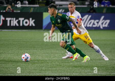 Portland, USA. Oktober 2021. Eriyk Williamson von den Holzwerkern überkommt Jackson Yueill. Die Hölzer von Portland schlugen am 27. Oktober 2021 das Erdbeben von San Jose 2-0 im Providence Park in Portland, Oregon, mit Toren von Diego Chara und einem Fahrradkick von Dairon Asprilla, wobei sie eine Verliererreihe aus drei Spielen brachen und die Playoff-Hoffnungen am Leben hielten. (Foto von John Rudoff/Sipa USA) Quelle: SIPA USA/Alamy Live News Stockfoto