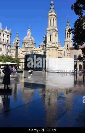 Zaragoza, Spanien - 23. Okt, 2021: Kathedrale Basilika unserer Lieben Frau von der Säule, Basilica de Nuestra Senora del Pilar, in Zaragoza, Aragon, Spanien Stockfoto