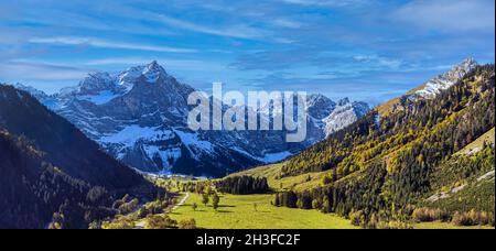 Herbstlandschaft im Risstal mit Spritzkarspitze, Grosser Ahornboden, Engalpe, eng, Karwendelgebirge, Alpenpark Karwendel, Tirol, Österreich, Europa Stockfoto