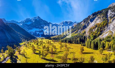 Herbstlandschaft im Risstal mit Spritzkarspitze, Grosser Ahornboden, Engalpe, eng, Karwendelgebirge, Alpenpark Karwendel, Tirol, Österreich, Europa Stockfoto