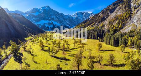 Herbstlandschaft im Risstal mit Spritzkarspitze, Grosser Ahornboden, Engalpe, eng, Karwendelgebirge, Alpenpark Karwendel, Tirol, Österreich, Europa Stockfoto