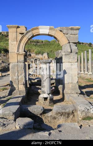 Rekonstruierter Bogen über dem während der Römerzeit errichteten Wasserkanal in der antiken griechischen Stadt Perge (Perga) in der Region Anatolien der Türkei. Stockfoto