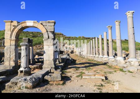 Rekonstruierter Bogen über dem während der Römerzeit errichteten Wasserkanal in der antiken griechischen Stadt Perge (Perga) in der Region Anatolien der Türkei. Stockfoto