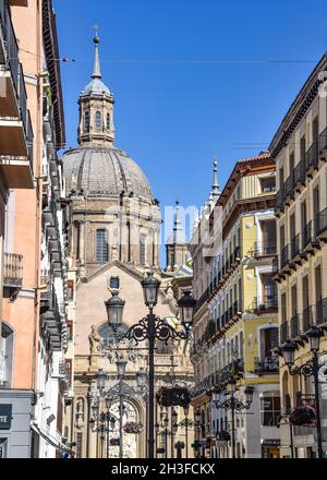 Zaragoza, Spanien - 23. Okt, 2021: Die Basilika unserer Lieben Frau von der Säule von der Einkaufsstraße Alfonso aus gesehen, Zaragoza, Aragon, Spanien Stockfoto