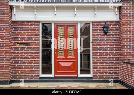 Typische holländische Dorfhäuser Fassade. Schöner und authentischer Stil im Volendam. Nordholland, Niederlande. Stockfoto