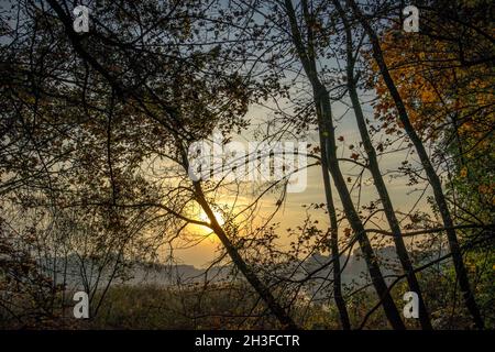 Posen, Wielkopolska, Polen. Oktober 2021. Herbst in Posen, Polen. Auf dem Bild: Nachbarschaft in der Nähe des Rusalka-Sees. NUR ZUR VERWENDUNG mit EDYTORIAL (Bildnachweis: © Dawid Tatarkiewicz/ZUMA Press Wire) Stockfoto