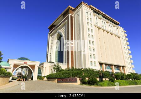 Das Crowne Plaza Antalya, ein IHG Hotel, befindet sich in Antalya in der Südtürkei und hat ein großes Bogenfenster am Hoteleingang. Stockfoto