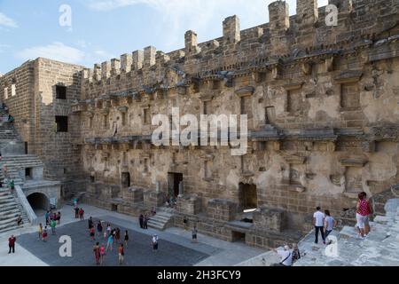 Das Aspendos Theater ist eines der besten Beispiele für ein römisches Theater, das man überall finden kann. Es ist so gut erhalten, dass es heute noch in Gebrauch ist. Stockfoto