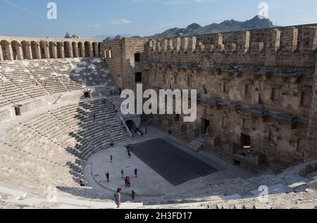 Das Aspendos Theater ist eines der besten Beispiele für ein römisches Theater, das man überall finden kann. Es ist so gut erhalten, dass es heute noch in Gebrauch ist. Stockfoto