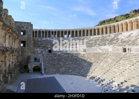 Das Aspendos Theater ist eines der besten Beispiele für ein römisches Theater, das man überall finden kann. Es ist so gut erhalten, dass es heute noch in Gebrauch ist. Stockfoto