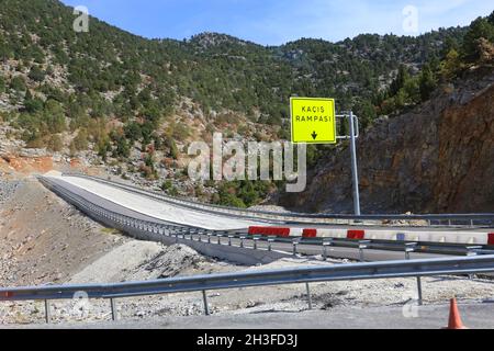 Eine abgelegene Spur (kaçış rampası) auf der Autobahn D695 (Konya Manavgat Yolu) im Süden der Türkei (Provinz Konya). Fahrzeuge kommen im losen Schotter zum Stillstand. Stockfoto