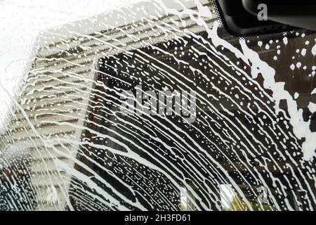 Winchester, Hampshire, Großbritannien. 2021. Autofahrer betrachten Seifenlauge und Wasser während einer Autowäsche aus der Sicht Stockfoto