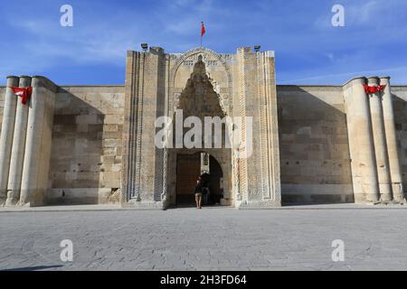 Die Sultan Han Karawanserei bot eine sichere Raststation für Wohnwagen, die die Seidenstraße in der Türkei durchquerten. Das Eingangstor ist 13 m hoch und aus Marmor gebaut. Stockfoto