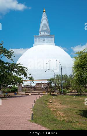 ANURADHAPURA, SRI LANKA - 11. MÄRZ 2015: Antiker buddhistischer dagoba Mirisaveti Stupa sonniger Tag Stockfoto