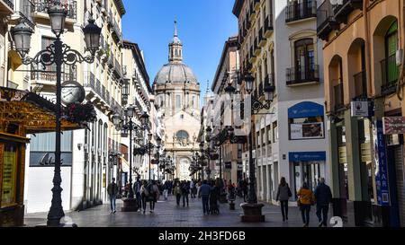 Zaragoza, Spanien - 23. Okt, 2021: Die Basilika unserer Lieben Frau von der Säule von der Einkaufsstraße Alfonso aus gesehen, Zaragoza, Aragon, Spanien Stockfoto