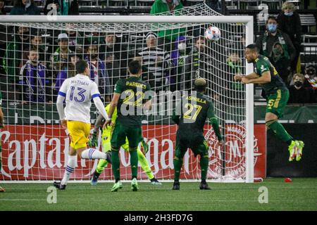 Portland, USA. Oktober 2021. Der Verteidiger Ismaila Jome (15) führt eine Rettung durch das Holznetz an. Die Hölzer von Portland schlugen am 27. Oktober 2021 das Erdbeben von San Jose 2-0 im Providence Park in Portland, Oregon, mit Toren von Diego Chara und einem Fahrradkick von Dairon Asprilla, wobei sie eine Verliererreihe aus drei Spielen brachen und die Playoff-Hoffnungen am Leben hielten. (Foto von John Rudoff/Sipa USA) Quelle: SIPA USA/Alamy Live News Stockfoto