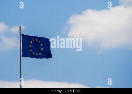 Wien, Österreich, 24. Juli 2021. Die europäische Flagge besteht aus einem Kreis von zwölf goldenen Sternen auf blauem Hintergrund. Die Sterne symbolisieren die ideale von Stockfoto