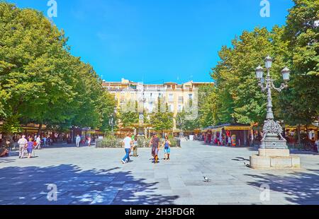 GRANADA, SPANIEN - 27. SEPTEMBER 2019: Das üppige Grün des Fußgängerplatzes Bib-Rambla, berühmt für seinen Fuente de los Gigantes (Springbrunnen), am SE Stockfoto