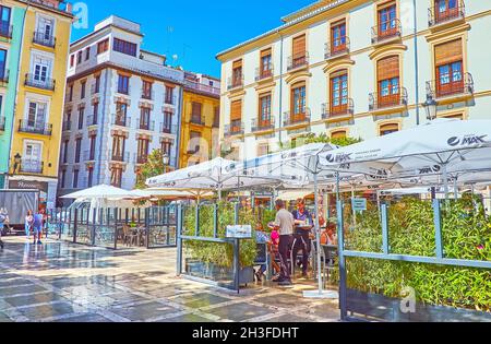 GRANADA, SPANIEN - 27. SEPTEMBER 2019: Die malerischen Außenterrassen der Restaurants auf dem historischen Platz Plaza de la Plaza de la Cienne, am 27. September in Granada Stockfoto