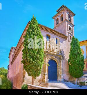 Die Fassade der mittelalterlichen Backsteinkirche San Gil und Santa Ana, verziert mit beeindruckenden geschnitzten Steintürrahmen mit Skulpturen, Granada, Spanien Stockfoto