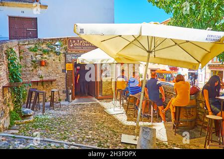 GRANADA, SPANIEN - 27. SEPTEMBER 2019: Die kleine Außenterrasse der Taverne, die sich an der Espinosa-Brücke befindet, befindet sich am 27. September in Granada Stockfoto