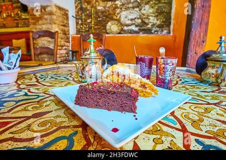 Genießen Sie leckere türkische Kuchen und schwarzen Tee im traditionellen arabischen Teehaus von Granada, Spanien Stockfoto