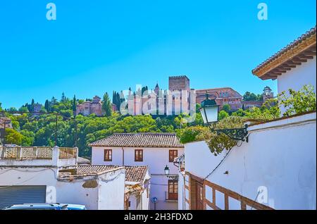 Die mittelalterlichen Stadtmauern und Türme der Alhambra über den Ziegeldächern von Albaicin, Granada, Spanien Stockfoto