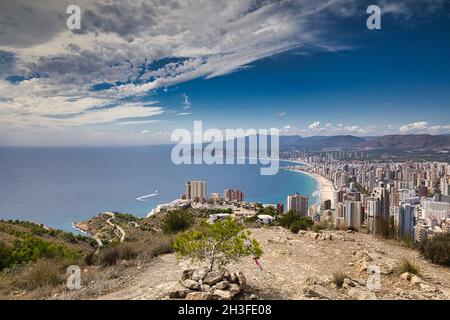 Landschaft mit Blick auf die Bucht, Strände und Wolkenkratzer von Benidorm vom höchsten Punkt der Sierra Helada.Spanien, Provinz Alicante.Horizont Stockfoto