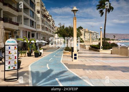 Schöner sonniger Tag an der Strandpromenade in Altea.Spanien, Provinz Alicante.Horizontale Ansicht. Stockfoto