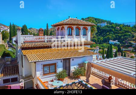 Außenansicht der malerischen Vintage-Villa, gelegen am Hang des Hügels von Albaicin mit Blick auf Generalife Palace und Hill of the Sun im Hintergrund, Stockfoto