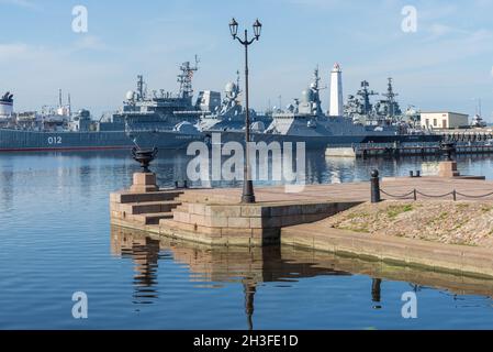 KRONSTADT, RUSSLAND - 11. AUGUST 2021: Peter Great Pier (Winterpier) vor dem Hintergrund der Kriegsschiffe der Ostseeflotte an einem sonnigen Augustmorgen Stockfoto