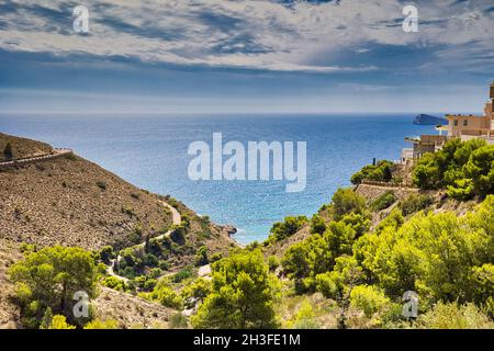 Schöne sonnige Landschaft. Draufsicht über die Bucht in Benidorm auf dem Weg zur Sierra Helada.Horizontale Ansicht. Stockfoto
