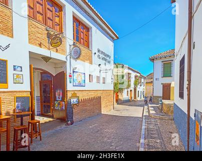 GRANADA, SPANIEN - 27. SEPTEMBER 2019: Historische Panaderos-Straße von Albaicin mit malerischen Cafés, Bars und Restaurants, am 27. September in Granada Stockfoto